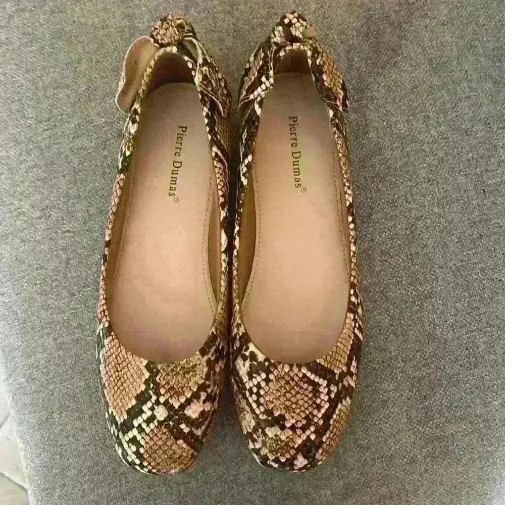 Pierre Dumas Black and Tan Flats with Elegant Design